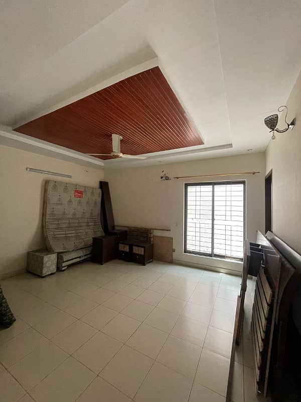 10 Marla House For Rent in Bahria Town Lahore. 4