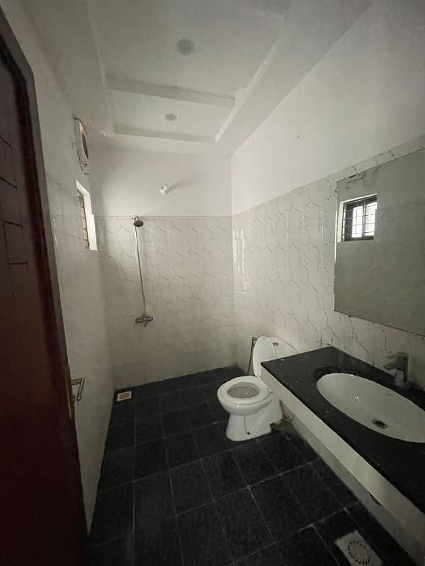 10 Marla House For Rent in Bahria Town Lahore. 12