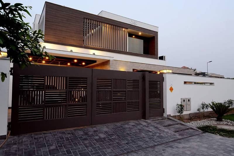 01 Kanal Slightly Used Well Maintained Like Brand New Most Elegant Bungalow For Sale In DHA Phase-5 Near To Park 0