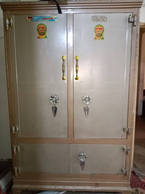 iron cupboard in solid condition 0