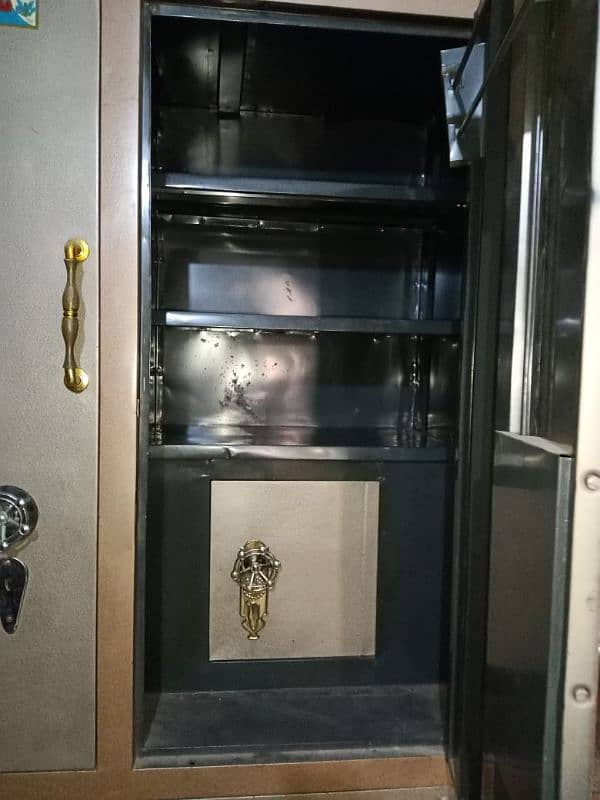 iron cupboard in solid condition 2