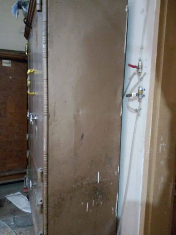 iron cupboard in solid condition 3