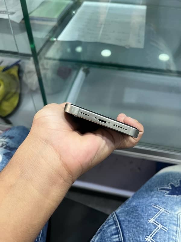 IPhone XR converted 15 pro 128 gb All ok only back break Jv 4