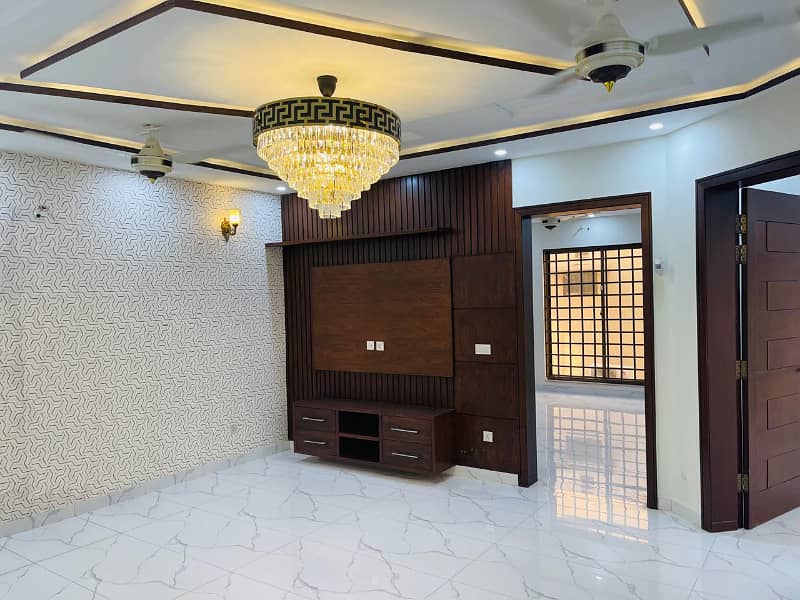 10 Marla House For Rent Available Ghaznavi Block Bahria Town Lahore 2