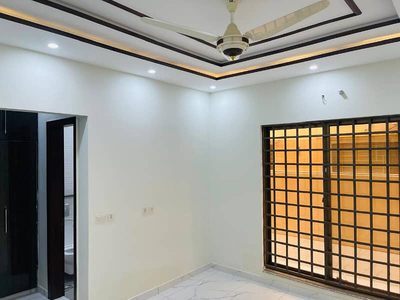 10 Marla House For Rent Available Ghaznavi Block Bahria Town Lahore 8