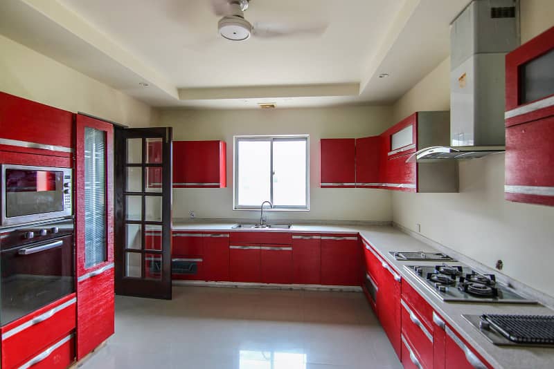 01 Kanal Slightly Used Well Maintained Like Brand New Modren Designe Bungalow For Sale In DHA Phase-4 Near To Park 4