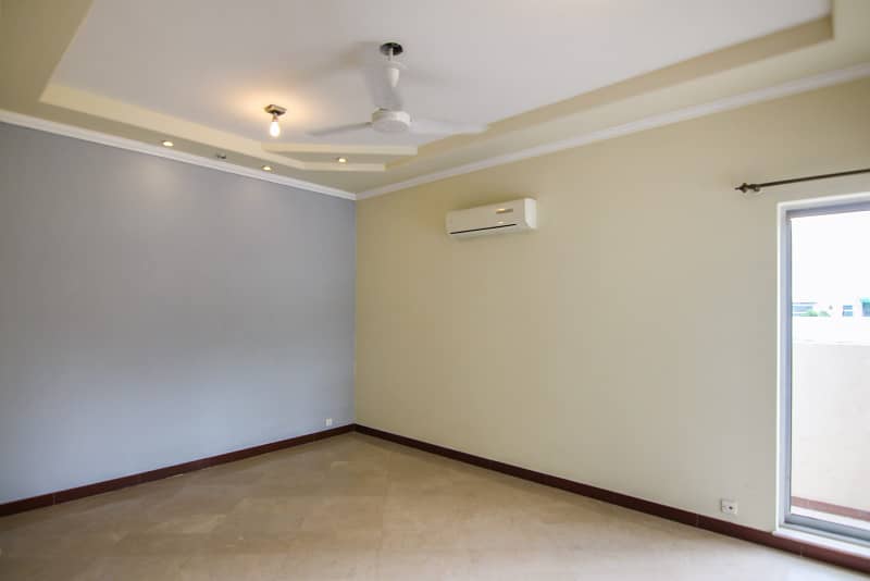 01 Kanal Slightly Used Well Maintained Like Brand New Modren Designe Bungalow For Sale In DHA Phase-4 Near To Park 7