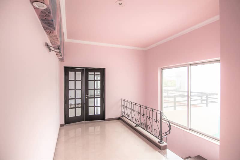 01 Kanal Slightly Used Well Maintained Like Brand New Modren Designe Bungalow For Sale In DHA Phase-4 Near To Park 10