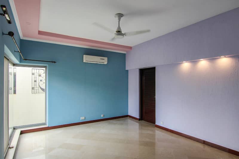 01 Kanal Slightly Used Well Maintained Like Brand New Modren Designe Bungalow For Sale In DHA Phase-4 Near To Park 11