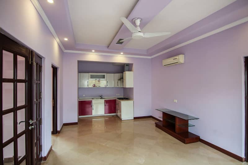 01 Kanal Slightly Used Well Maintained Like Brand New Modren Designe Bungalow For Sale In DHA Phase-4 Near To Park 13