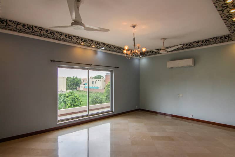 01 Kanal Slightly Used Well Maintained Like Brand New Modren Designe Bungalow For Sale In DHA Phase-4 Near To Park 17