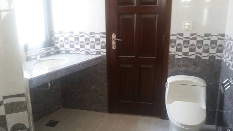 01 Kanal Slightly Used Well Maintained Like Brand New Modren Designe Bungalow For Sale In DHA Phase-4 Near To Park 22