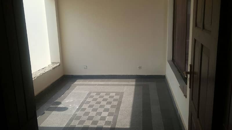 01 Kanal Slightly Used Well Maintained Like Brand New Modren Designe Bungalow For Sale In DHA Phase-4 Near To Park 26