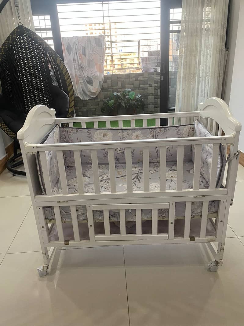 Tinneys Branded Baby Cot/ swinger. 3