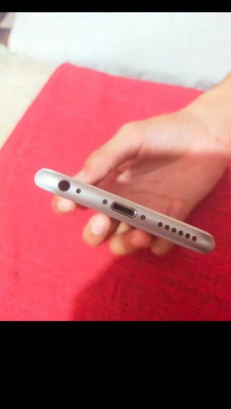 IPHONE 6 IN SILVER COLOR WITH BLACK COVER AND IPHONE LEAD 3