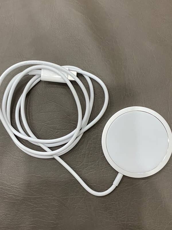 Iphone 16 pro max ka 100% Original MagSafe hy 0