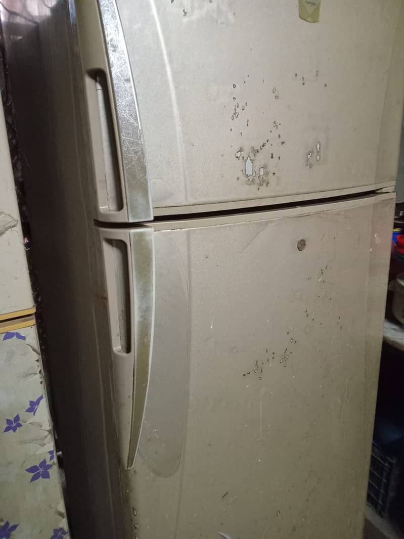 Dawlance fridge available in good condition 2