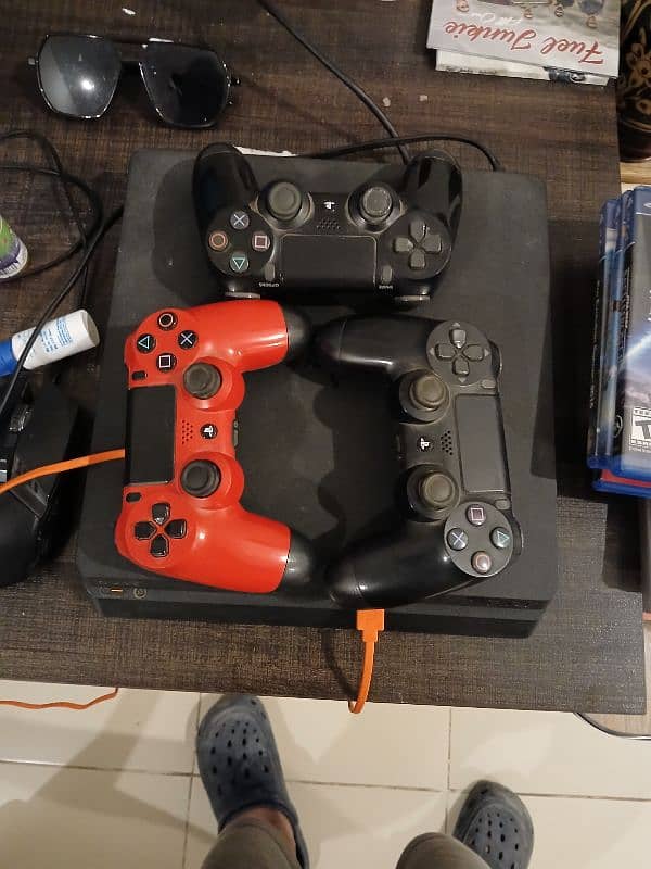 PS4 SLIM 1TB WITH 3 CONTROLLERS 0