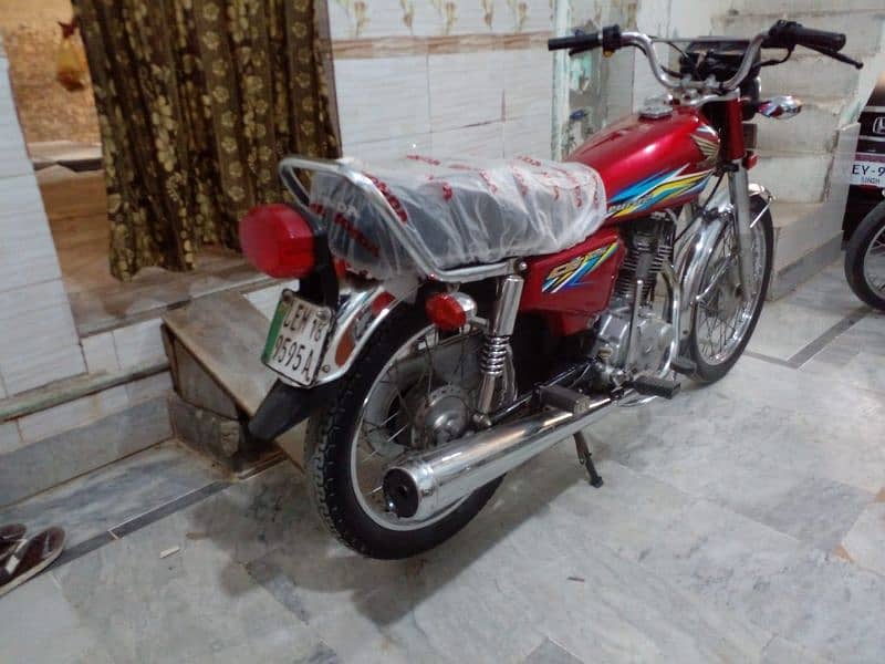 Honda 125 for urgent sale 2018 lahore number 3