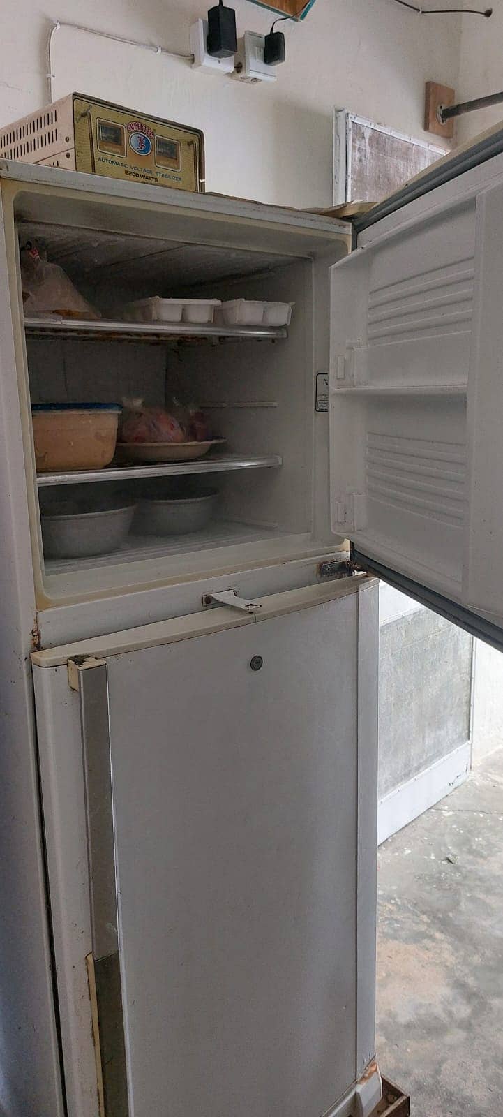 Dawlance fridge available in good condition 1