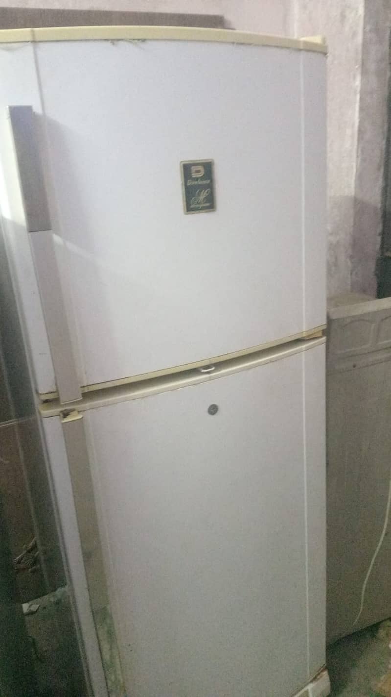 Dawlance fridge available in good condition 2