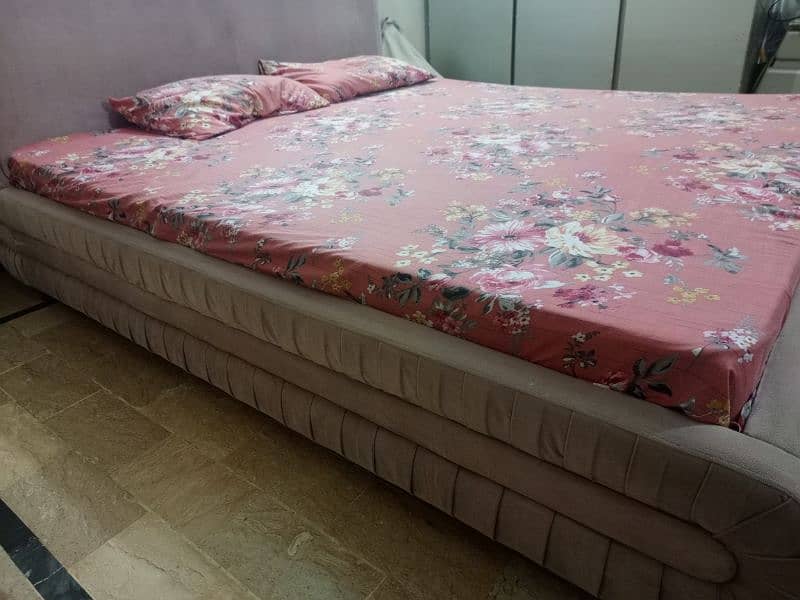 Bed with master mattress 4