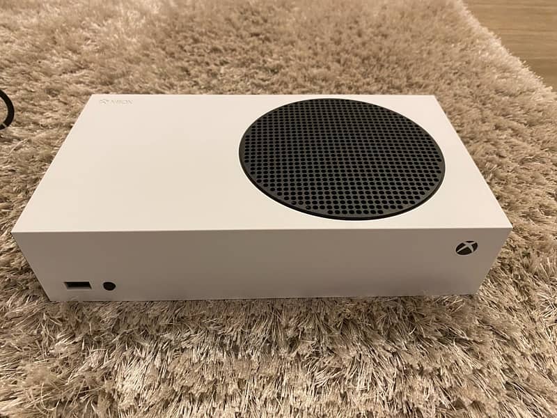 Xbox series s 512gb ssd white 9.5/10 condition without box 1