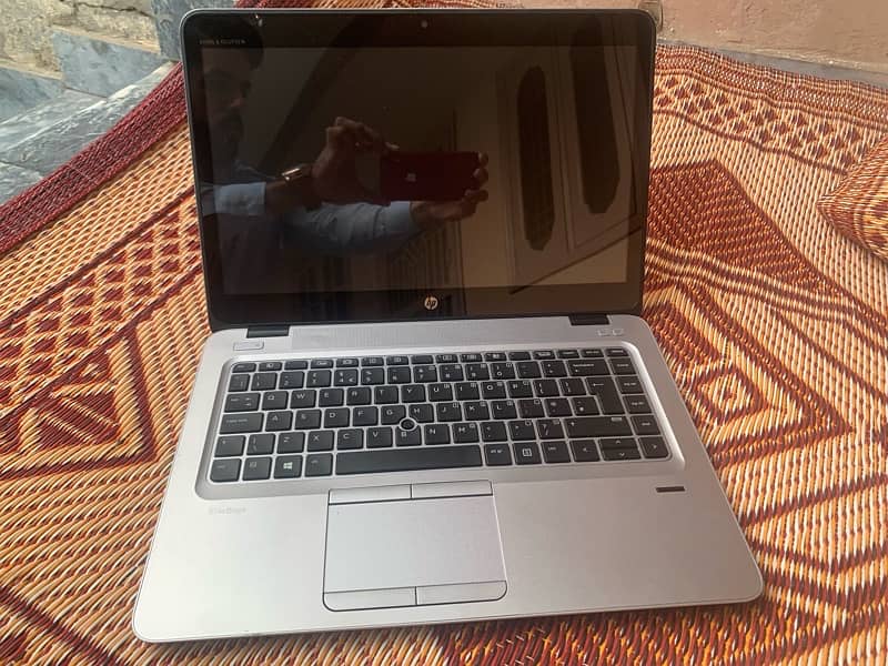 LAPTOP  HP840       core  display Touch   generation 6th    i5   8-256 1