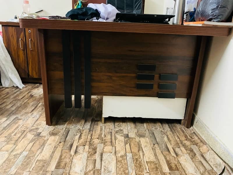 office Table And Office Chair for sell 1