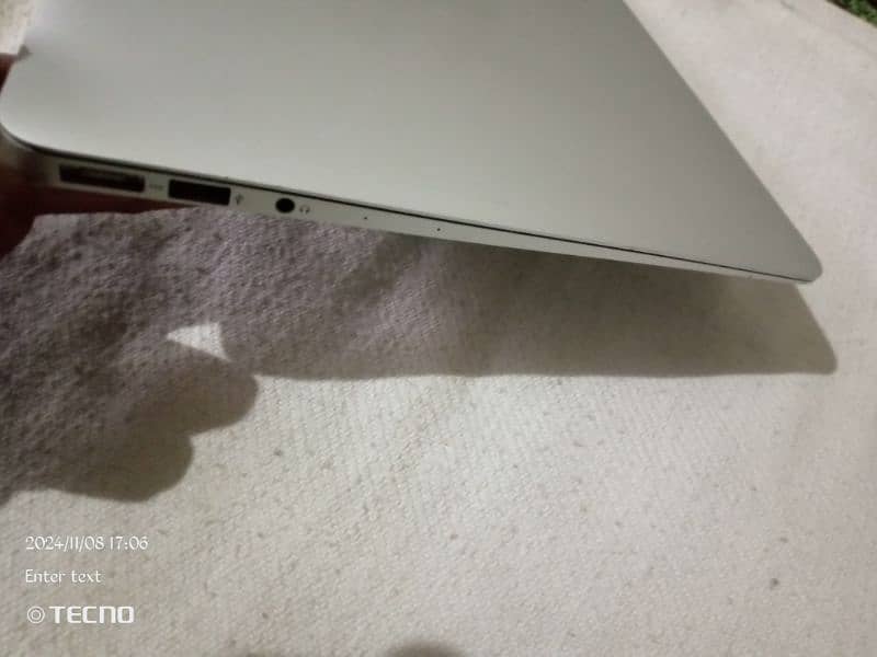 MacBook Air in very good condition. 6