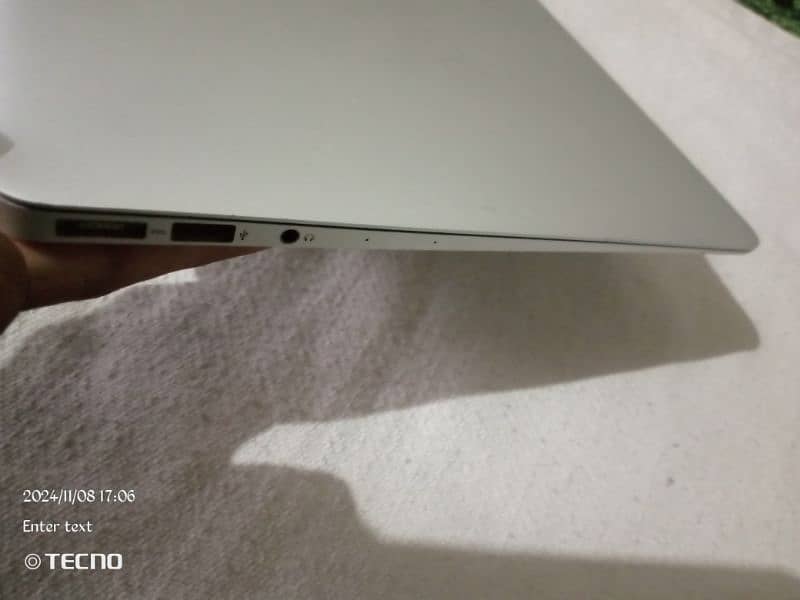 MacBook Air in very good condition. 7