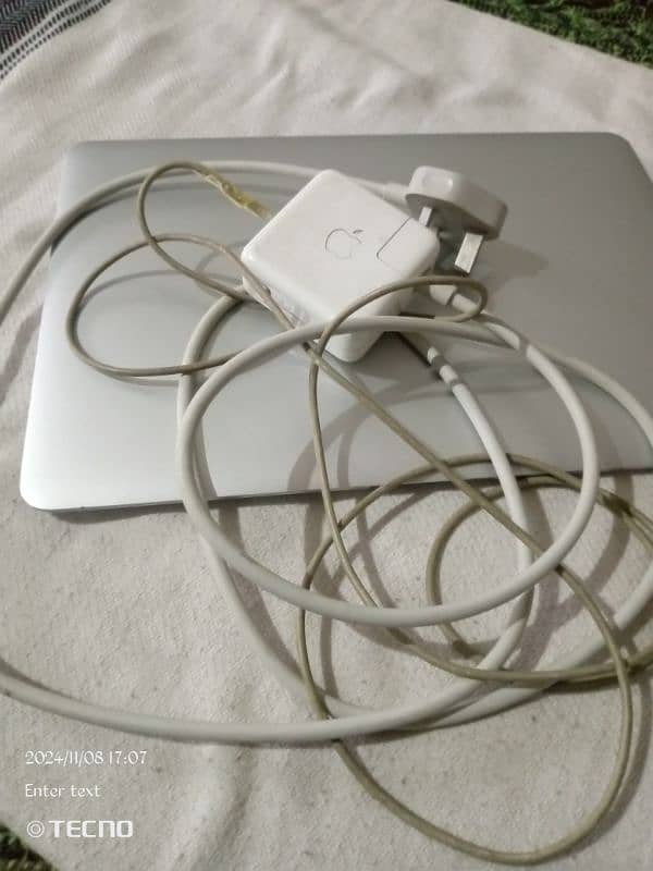 MacBook Air in very good condition. 9