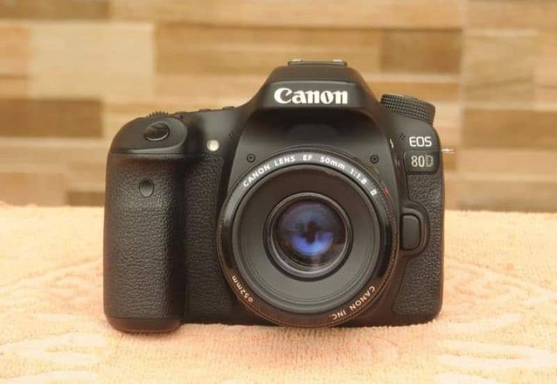 DSLR Cannon 80D Camera 2