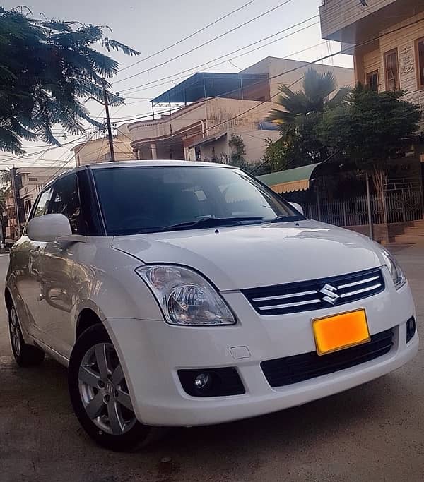 Suzuki Swift DLX Navigation 1.3 Automatic (2018) in original condition 1