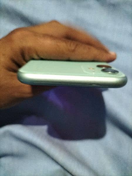 I am selling Iphone 11 3