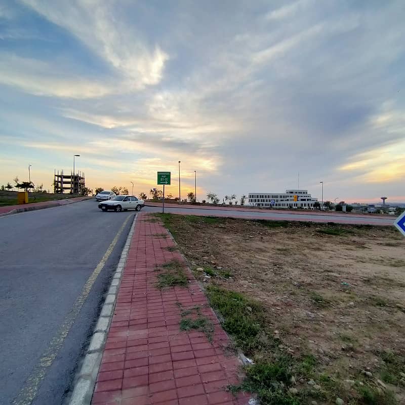 1 Kanal Boulevard Corner Plot | Bahria Town Rawalpindi, Phase 8 Extension, Precinct 3 | Top-Heighted, Full View | PKR 45 Lakh 8