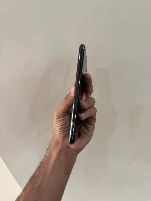 I phone 11 pro 64GB Factory unlocked 4