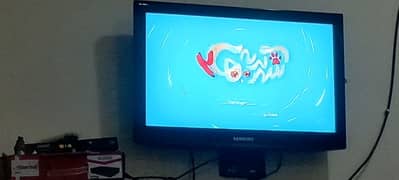 Samsung genuine 28" LCD in mint condition with remote,wall stand.