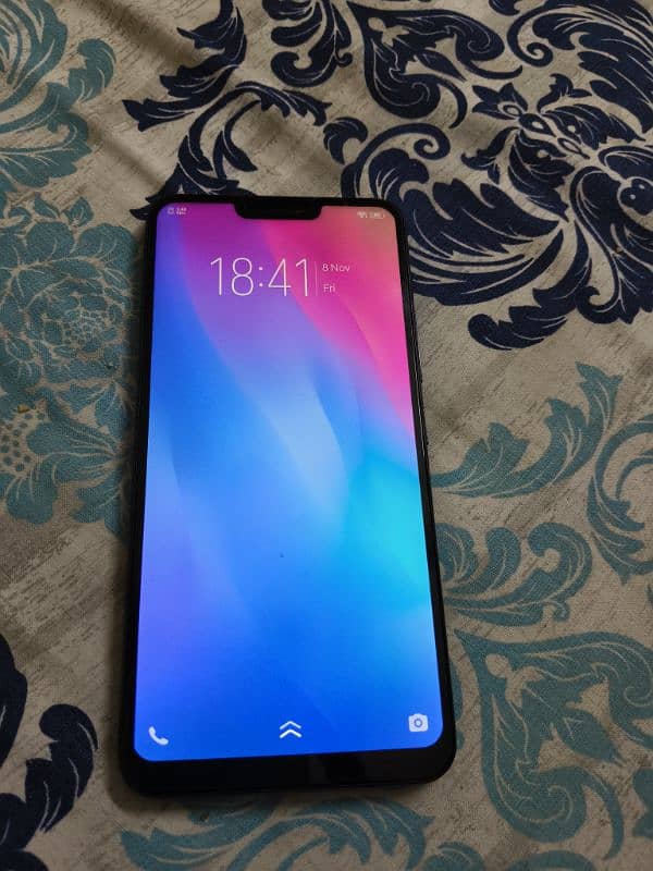 Vivo y85 . . . . . . . 10/10. . . . . . . . PTA approve . . . . . . . . 4/64 complete box 1