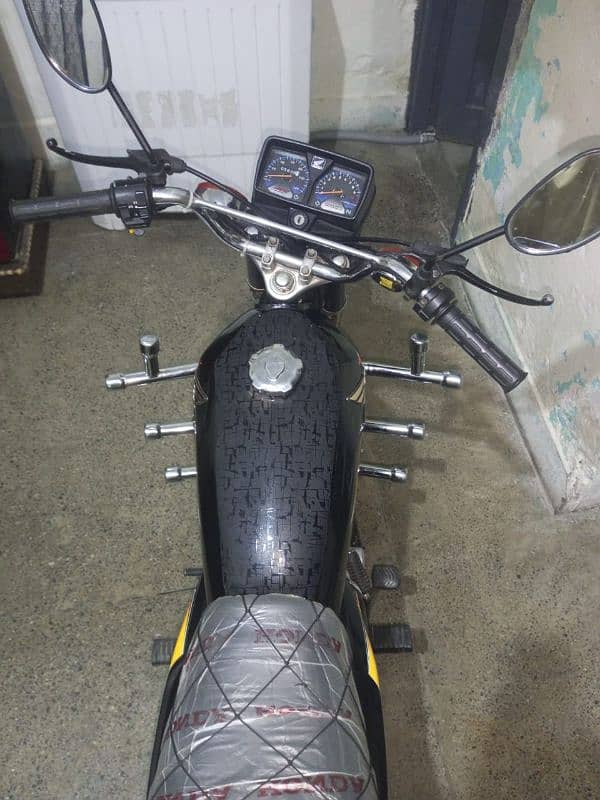 Honda 125 Black color 3