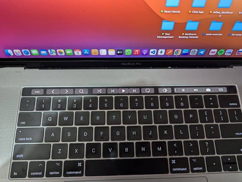 Macbook pro 2016 15 inch with touch bar and graphic card 2