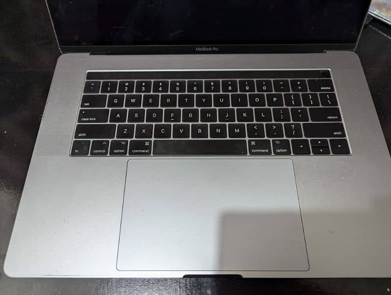 Macbook pro 2016 15 inch with touch bar and graphic card 3