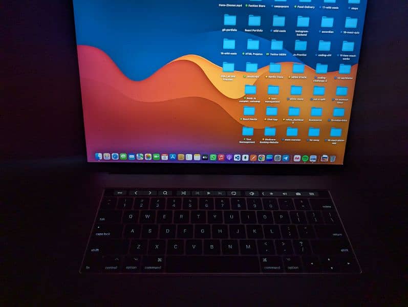 Macbook pro 2016 15 inch with touch bar and graphic card 4