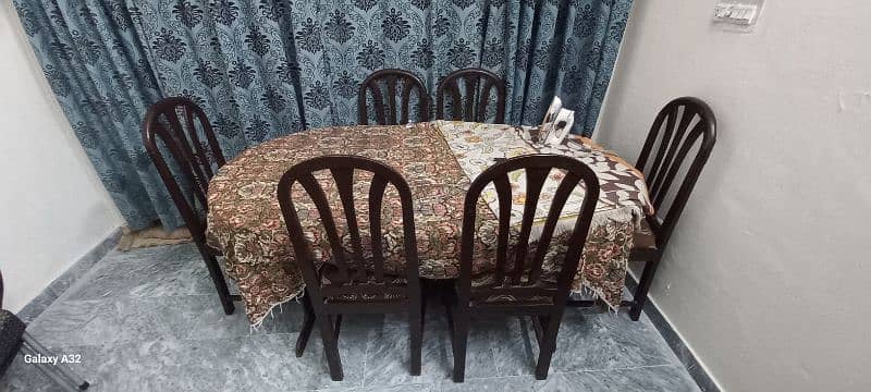 wooden dining with 6 chairs in Good Condition 3