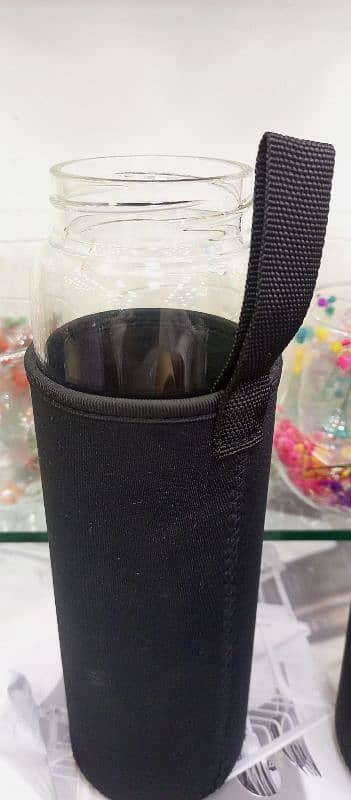 1000 ml Glass bottle with black pocuh 0