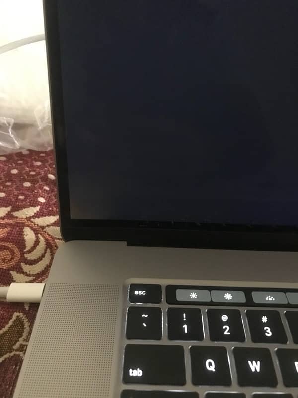 MacBook pro 2019  15inch i7 3