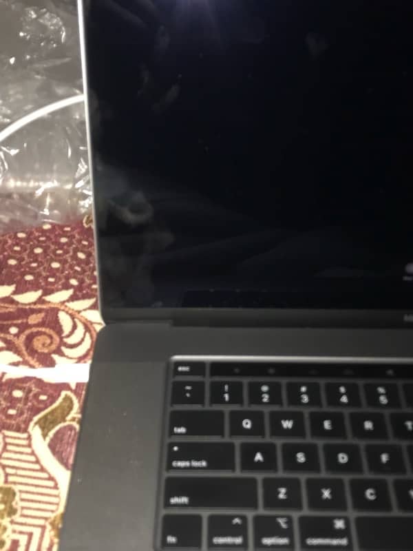 MacBook pro 2019  15inch i7 4