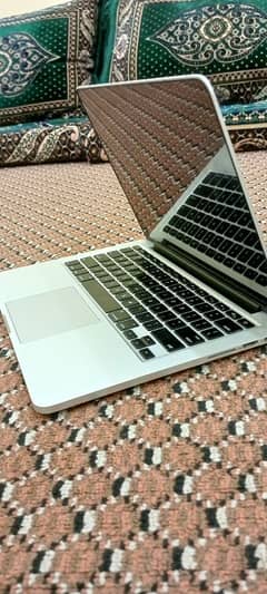 Macbok Pro 2015 8/256 intel core i5 10 by 9 condition urgent sale