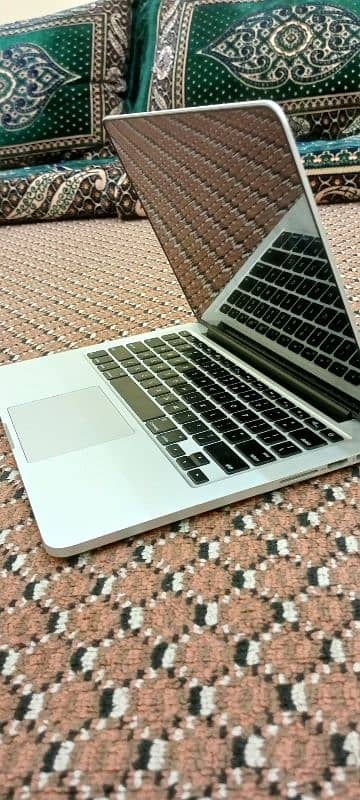 Macbok Pro 2015 8/256 intel core i5 10 by 9 condition urgent sale 0