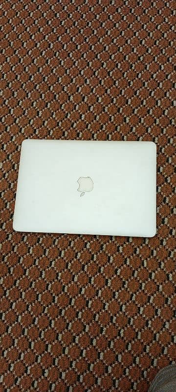 Macbok Pro 2015 8/256 intel core i5 10 by 9 condition urgent sale 1